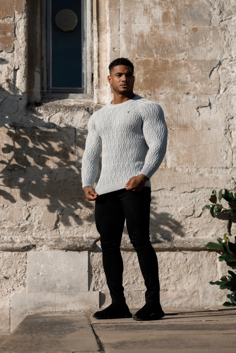 Father Sons Silbergrauer gestrickter, länglicher Diamond Crew Super Slim Raglanpullover mit Metallaufkleber – FSN053