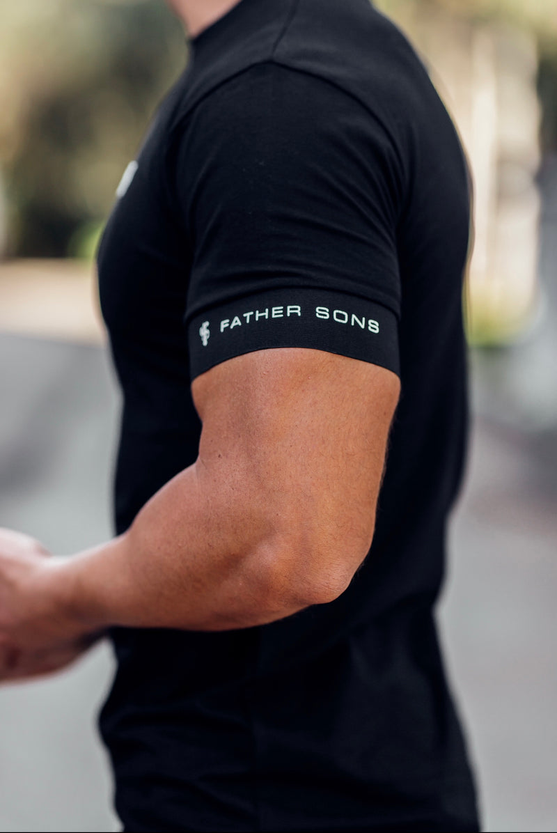 Klassisches schwarzes Crew-T-Shirt von Father Sons mit elastischem FS-Branding auf den Ärmeln – FSH558