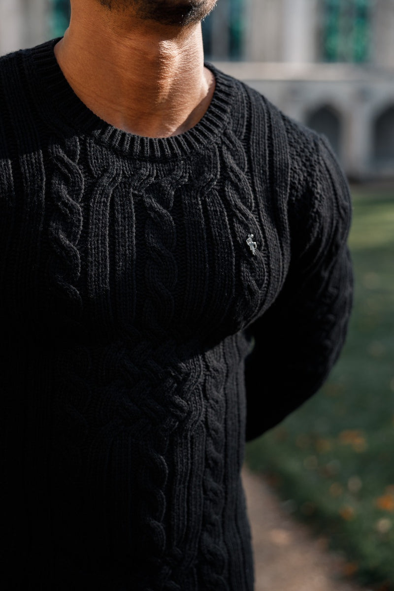 Father Sons Luxuriöser schwarzer Pullover aus Lammwolle mit geflochtenem Knoten und Metallaufkleber – FSN034