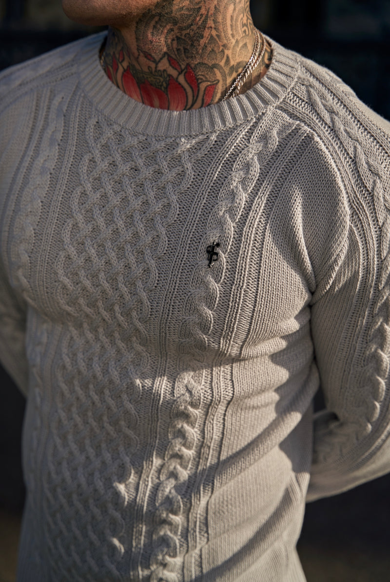 Grauer, gestrickter, superschlanker Pullover mit Zopfmuster und Metallaufkleber von Father Sons – FSN077