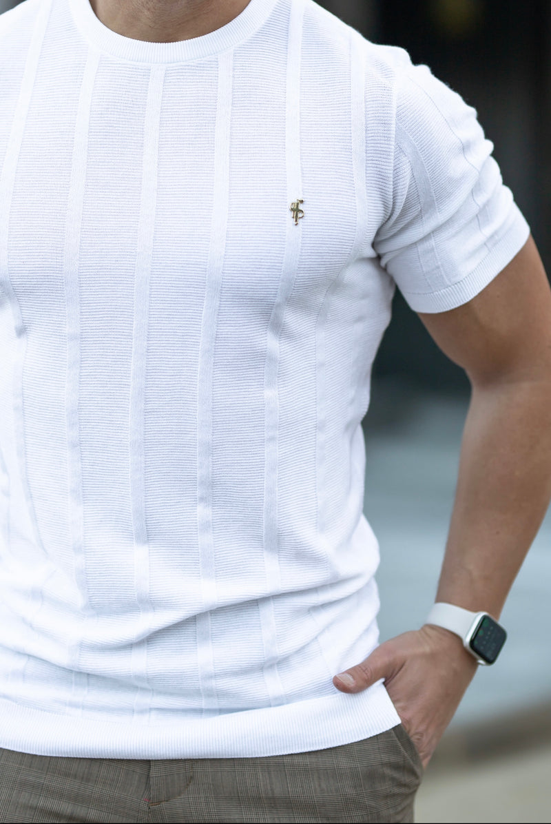 Father Sons klassisches, kurzärmliges, weißes, gestricktes, breites Ripp-Rundhalsshirt mit goldenem Emblem – FSH512