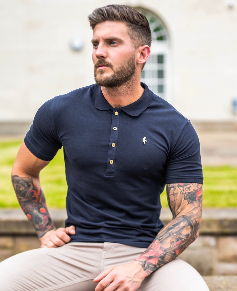 Klassisches marineblaues Poloshirt von Father Sons mit goldenem Metallemblem und Knöpfen – FSH462