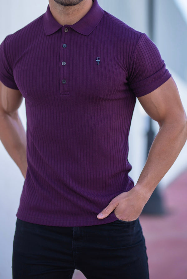 Father Sons Classic Plum Ribbed Poloshirt Kurzarm mit schwarzem Metall-Emblem-Aufkleber und Knöpfen – FSH585