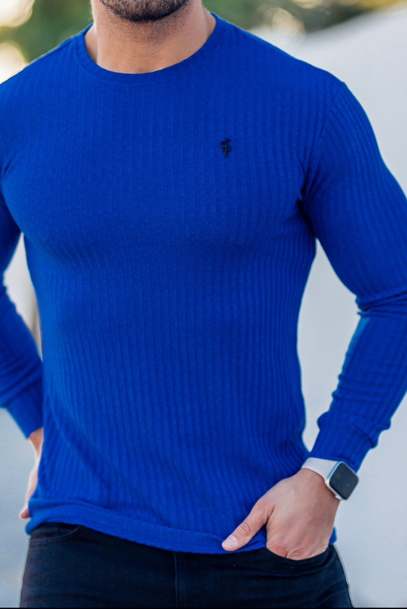 Klassischer gerippter Strickpullover von Father Sons in Königsblau mit schwarzem Metallemblem – FSH596