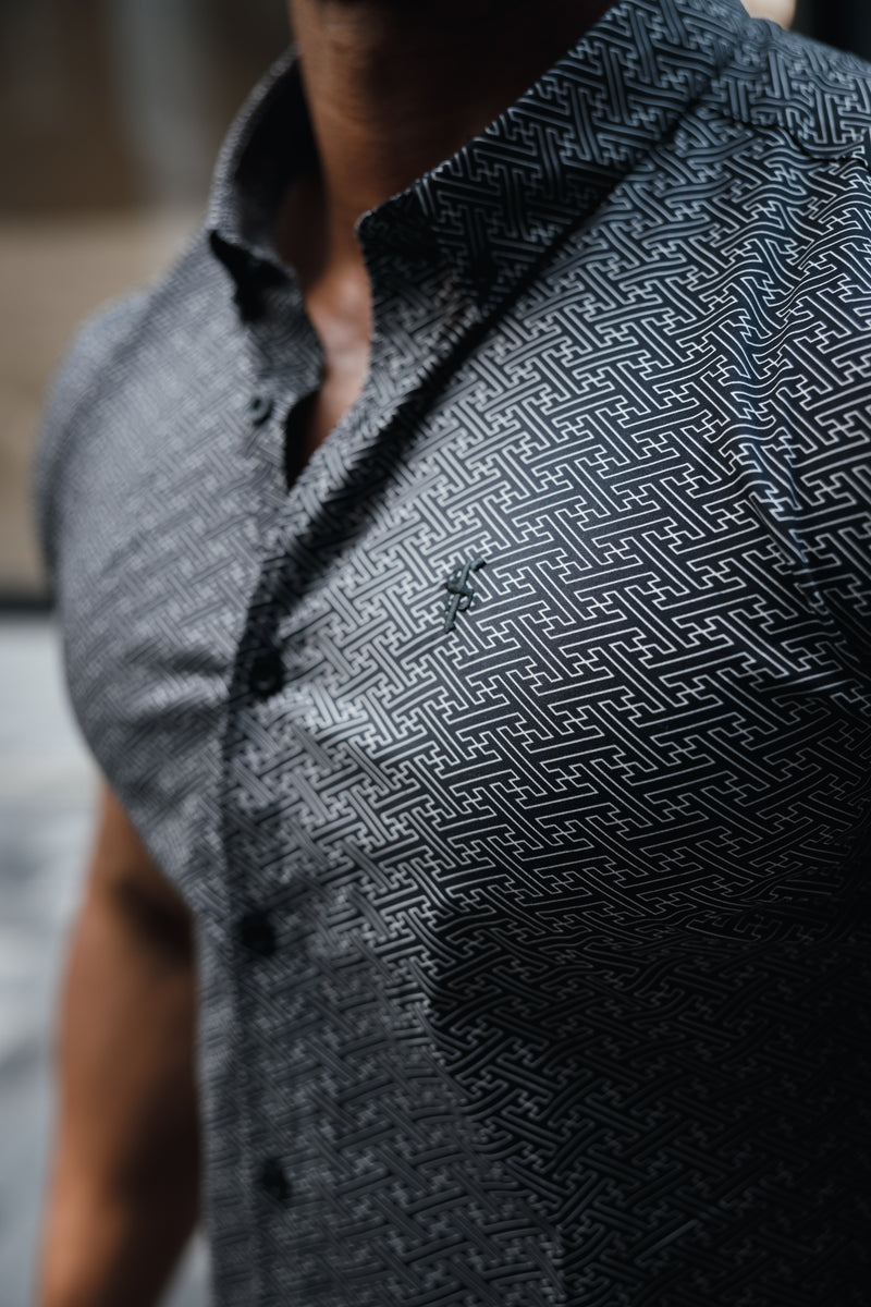 Father Sons Super Slim Stretch Kurzarmshirt mit abstraktem Print in Schwarz und gebrochenem Weiß und Button-Down-Kragen – FS798 (VORBESTELLUNG 21. MÄRZ)