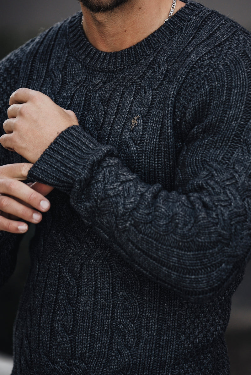 Vater-Söhne-Pullover aus luxuriöser Lammwolle mit geflochtenem Knoten in Anthrazit und Metallaufkleber – FSN024