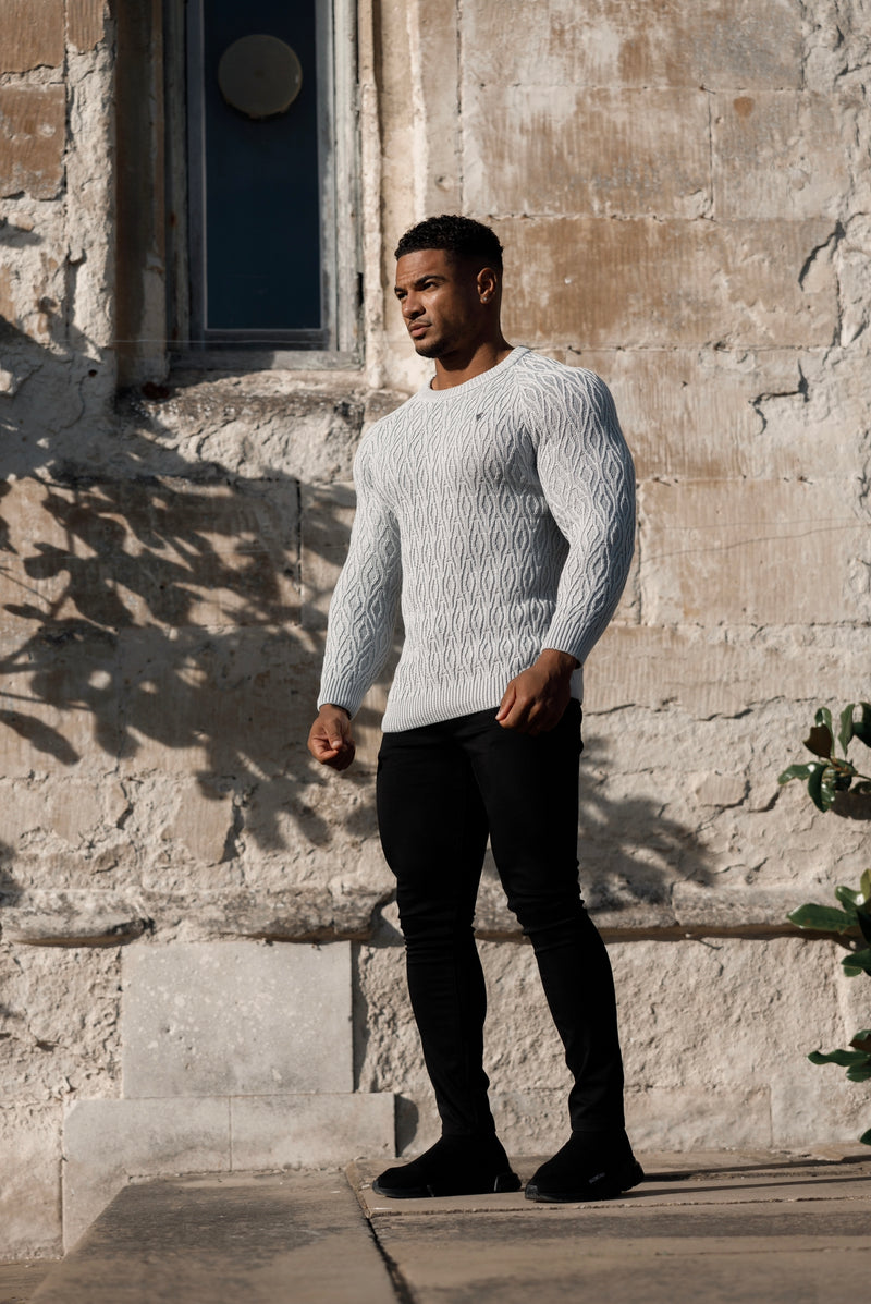 Father Sons Silbergrauer gestrickter, länglicher Diamond Crew Super Slim Raglanpullover mit Metallaufkleber – FSN053