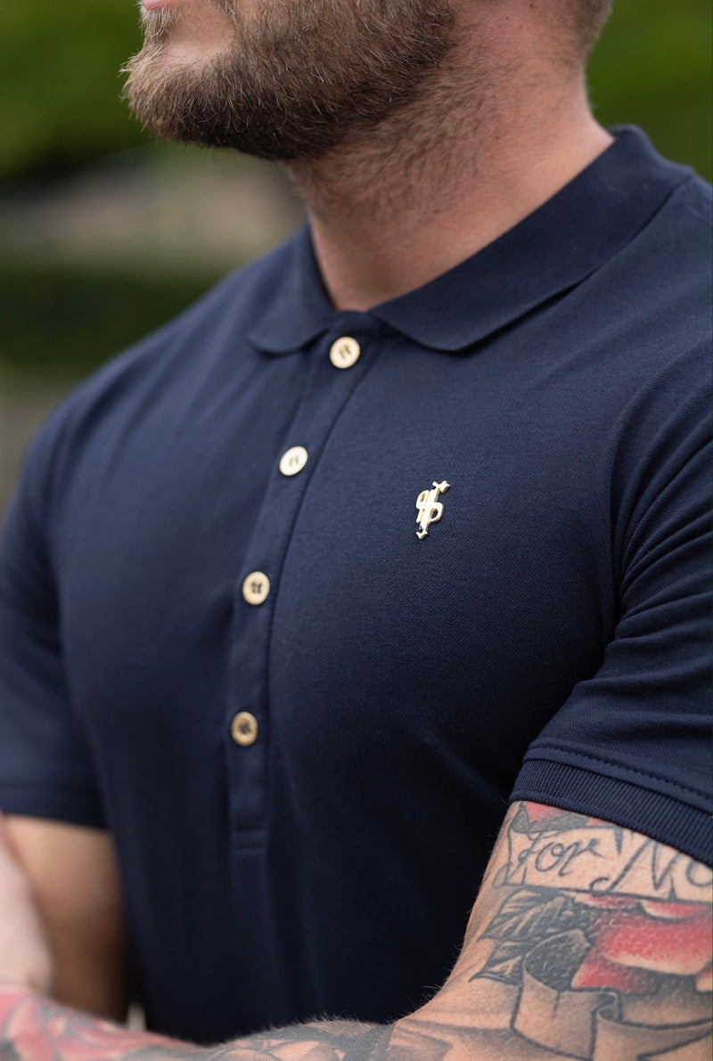 Klassisches marineblaues Poloshirt von Father Sons mit goldenem Metallemblem und Knöpfen – FSH462