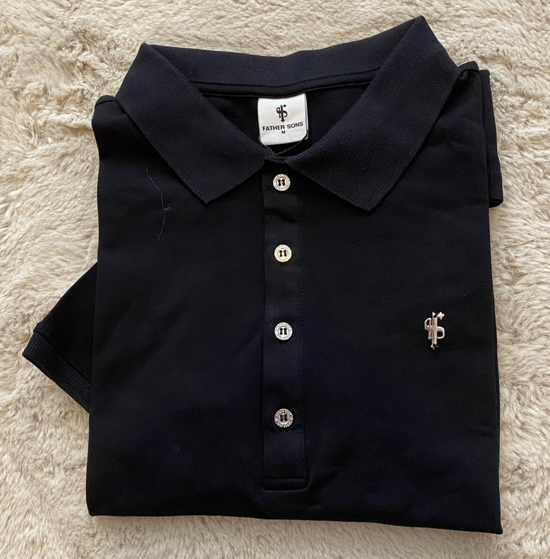 Klassisches schwarzes Poloshirt von Father Sons mit silbernem Metallemblem und Knöpfen – FSH459