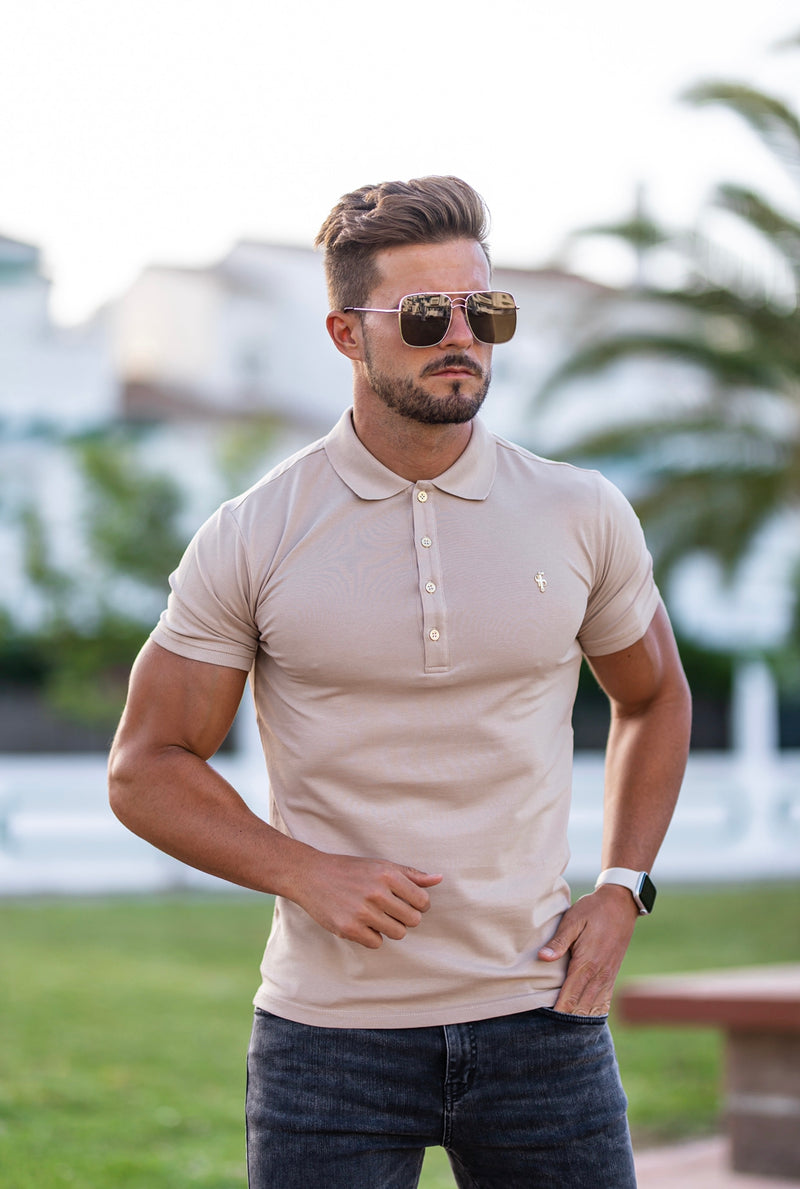 Klassisches beiges Poloshirt von Father Sons mit goldenem Metallemblem und Knöpfen – FSH457