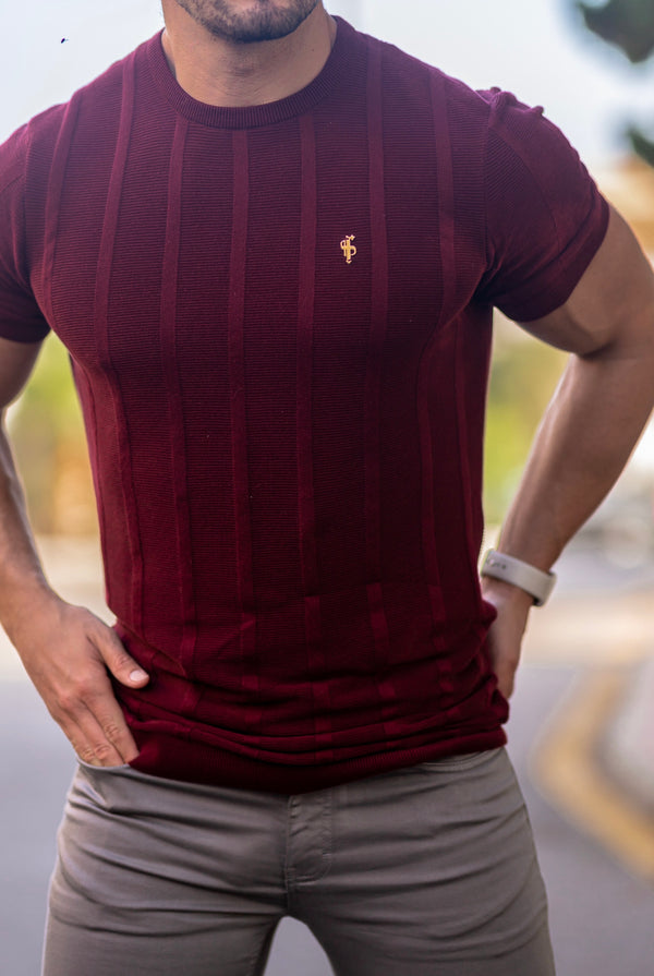 Father Sons klassisches, kurzärmliges, bordeauxrot gestricktes, weit geripptes Rundhalsshirt mit goldenem Emblem – FSH563