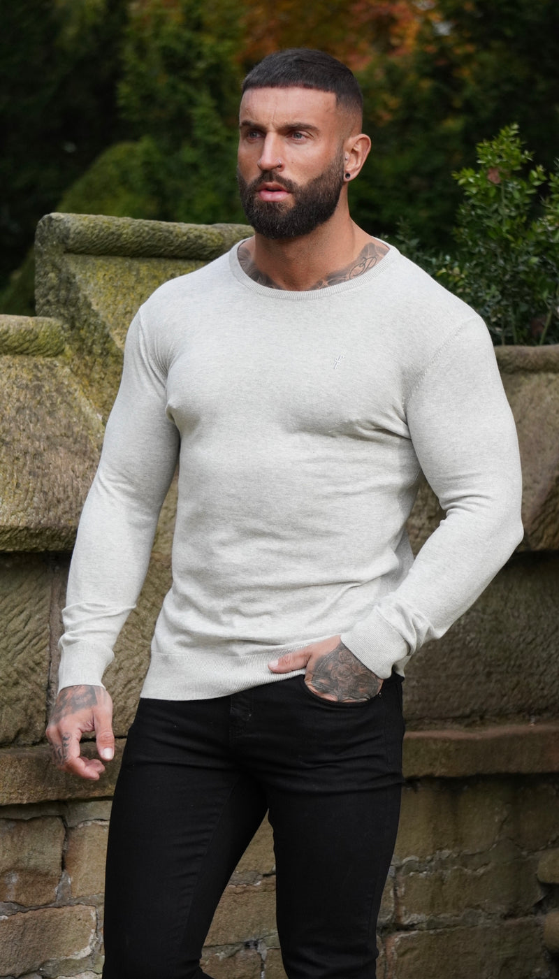 Father Sons Klassischer hellgrau melierter Strickpullover mit Rundhalsausschnitt und Ton-in-Ton-Emblem – FSH674