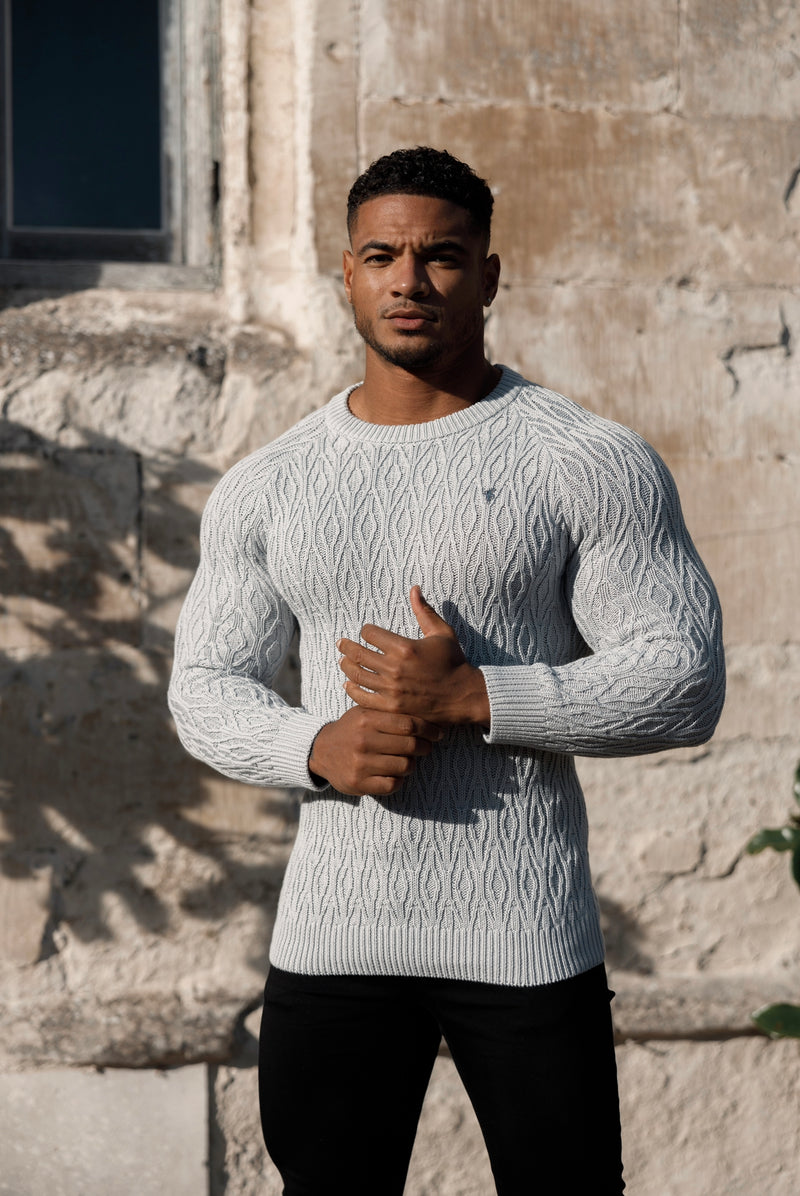 Father Sons Silbergrauer gestrickter, länglicher Diamond Crew Super Slim Raglanpullover mit Metallaufkleber – FSN053