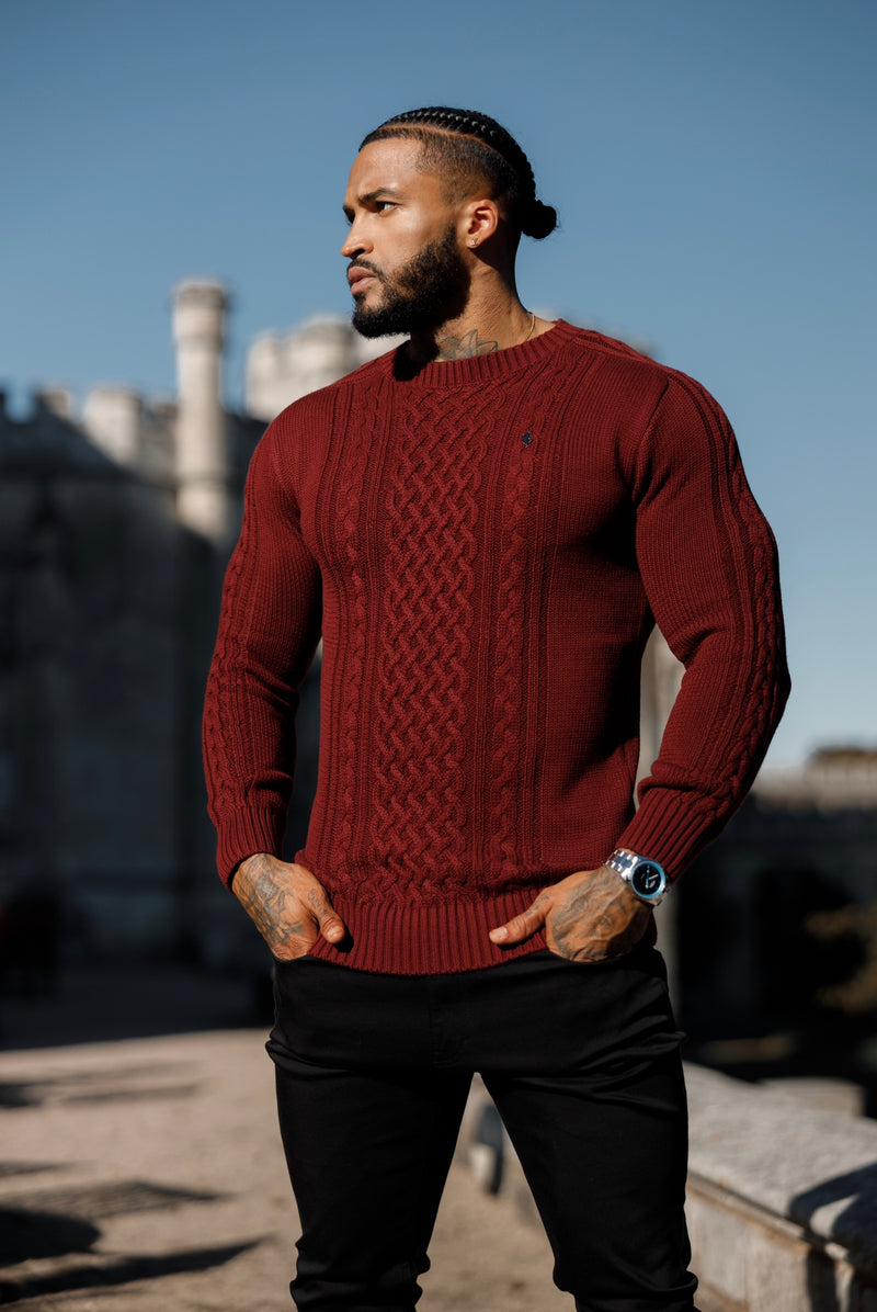 Father Sons Burgundy Strickpullover mit Cable Saddle Crew, superschlank und Metallaufkleber – FSN079