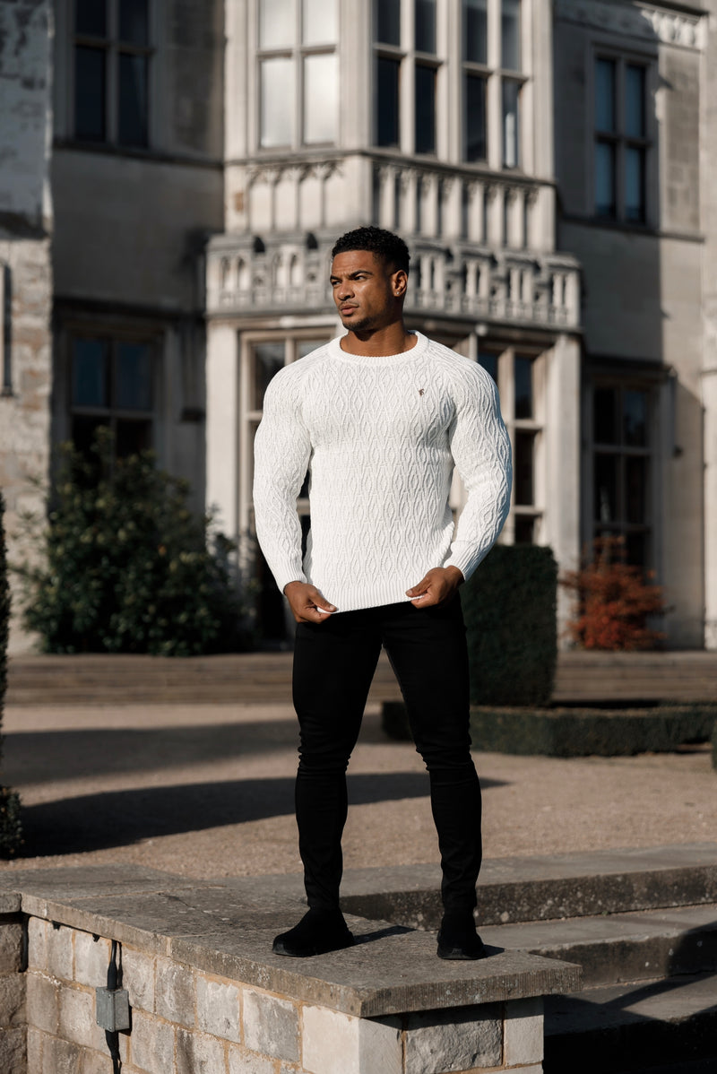 Cremefarbener gestrickter, länglicher Diamond Crew Super Slim Raglanpullover von Father Sons mit Metallaufkleber – FSN052