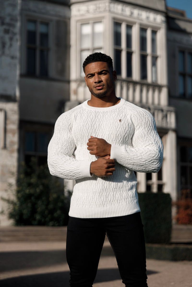 Cremefarbener gestrickter, länglicher Diamond Crew Super Slim Raglanpullover von Father Sons mit Metallaufkleber – FSN052