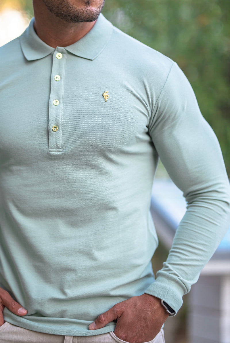 Klassisches, langärmliges, salbeigrünes Poloshirt von Father Sons mit goldenem Metall-Emblem und Knöpfen – FSH501